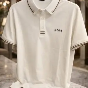 🎁 NOVIDADE 2026 Polo Boss Off White Malha Chinesa Luxousa com caimento Perfeito Elegância e Destaque + FRETE GRÁTIS