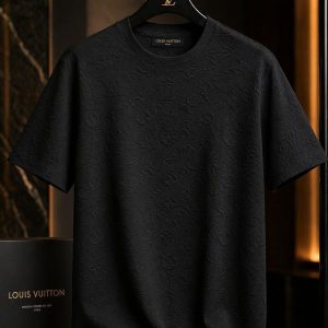 🎁 NOVIDADE 2026 Camiseta Texturizada LV Preta Luxousa com caimento Perfeito Elegância e Destaque + FRETE GRÁTIS