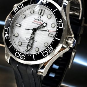  🎁 MEGA PROMOÇÃO Relógio Omeg Seamaster Diver Mostrador Branco Pulseira em Silicone Preta Caixa Aço Inox 904L PREMIUM AAA+ Luxo e Destaque + FRETE GRÁTIS
